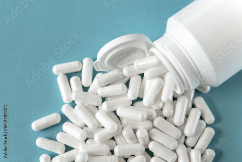 Tableau sur toile White tabletts or pills on the blue background.