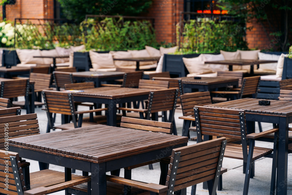 Obraz premium Outdoor wooden cafe tables and chairs