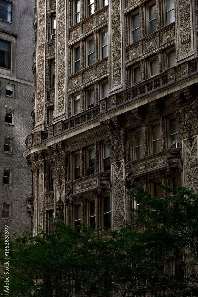 Obraz premium new york city buildings court decorated facade round corner