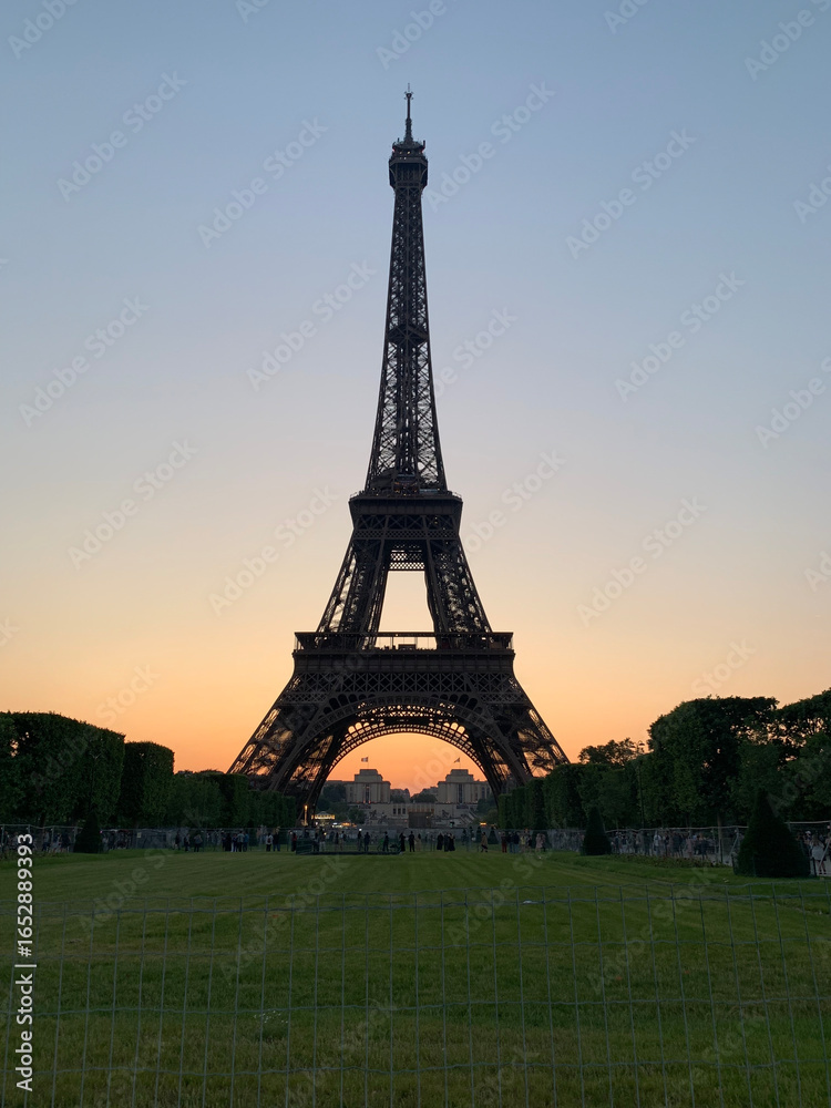 Naklejka premium Eiffel Tower sunset view