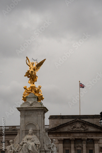 Rzeźba na wieżyczce za budynkiem architektonicznym 