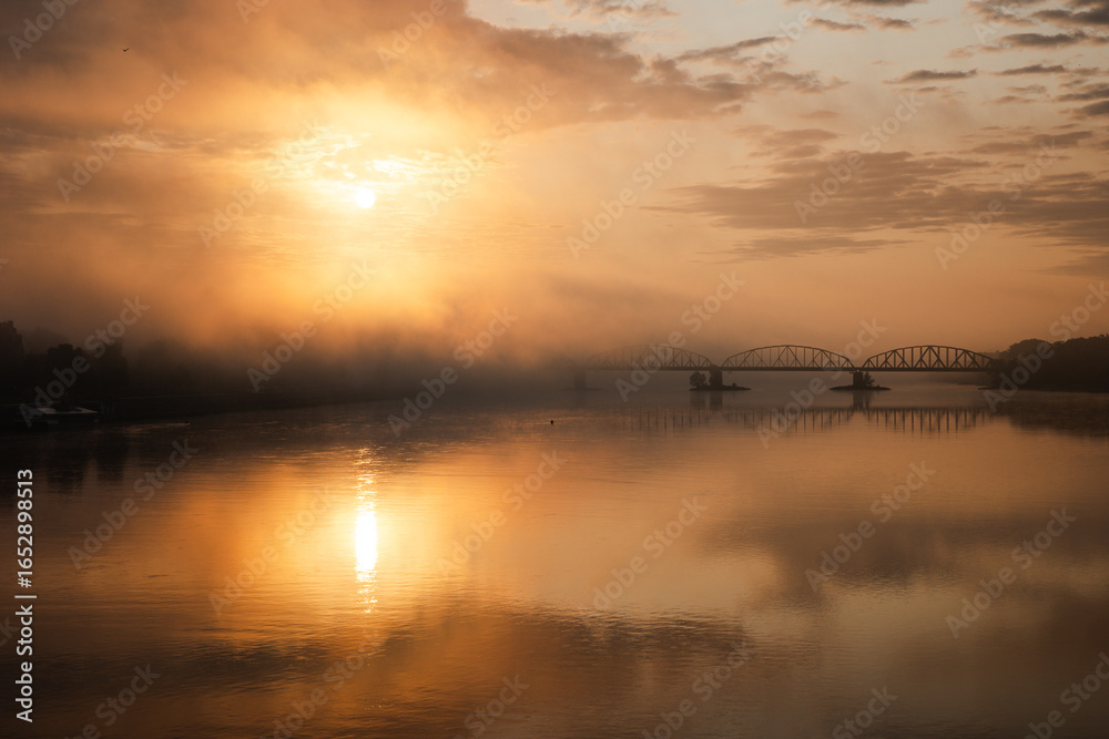Fototapeta premium sunrise over the foggy river in Toruń