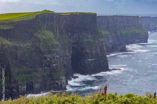 Dramatische Klippenlandschaft mit Blick auf den Ozean