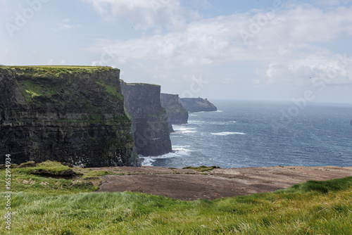 Dramatische Klippenlandschaft mit Blick auf den Ozean