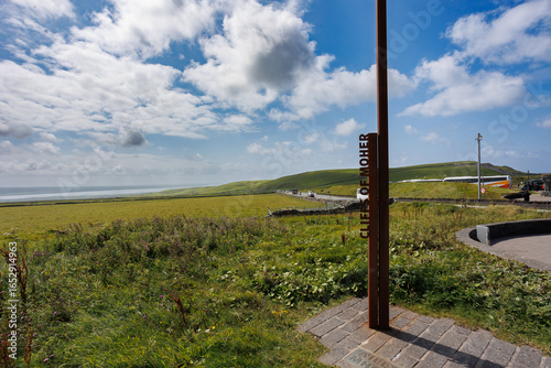 Dramatische Klippenlandschaft mit Blick auf den Ozean