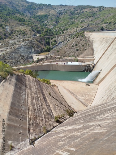 Embalse echando agua