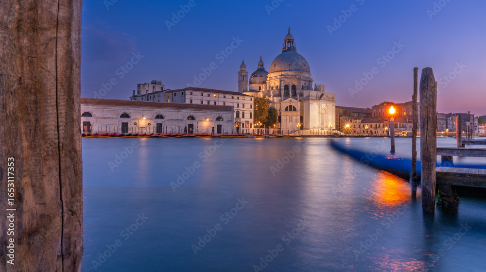 Fototapeta premium Santa Maria Della Salute – Baroque Masterpiece on the Grand Canal, Venice
