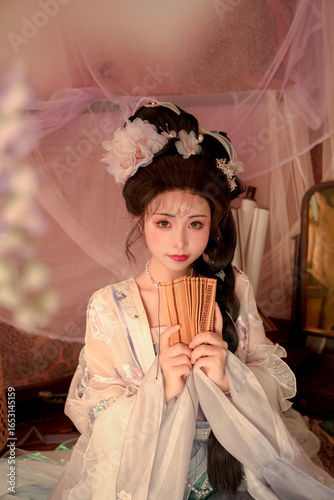 Canvas Print A beautiful girl wearing traditional Chinese clothing with flower decorations
