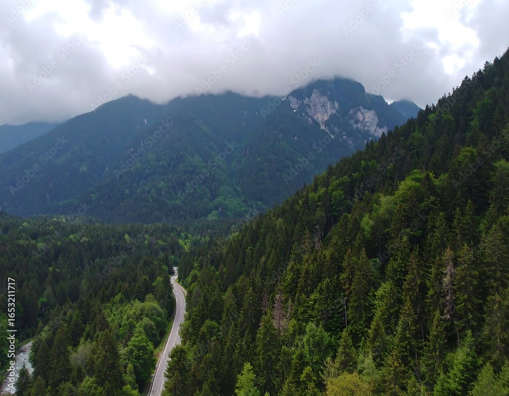 Obraz premium Mountain valley road