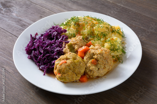 klopsiki z ziemniakami i czerwoną kapustą