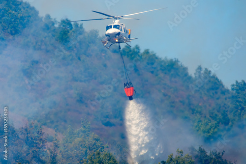 Helicóptero de lucha contra incendios descargando el agua