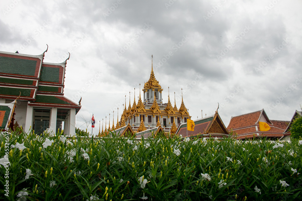 Fototapeta premium Wat Ratchanatdaram Worawihan or Wat Ratchanatdaram