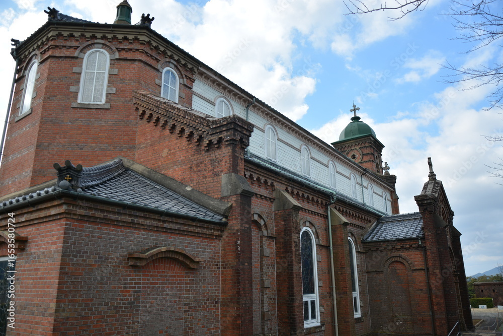 Fototapeta premium 青空にそびえる赤レンガの教会