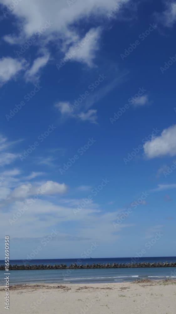 夏の砂浜 青空と流れる雲 縦動画 夏の砂浜 青空と流れる雲 縦動画