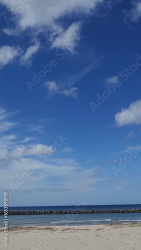 夏の砂浜　青空と流れる雲　縦動画