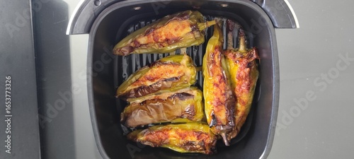 Foto Large green chilies are deseeded and stuffed with seasoned minced pork and baked in an air fryer