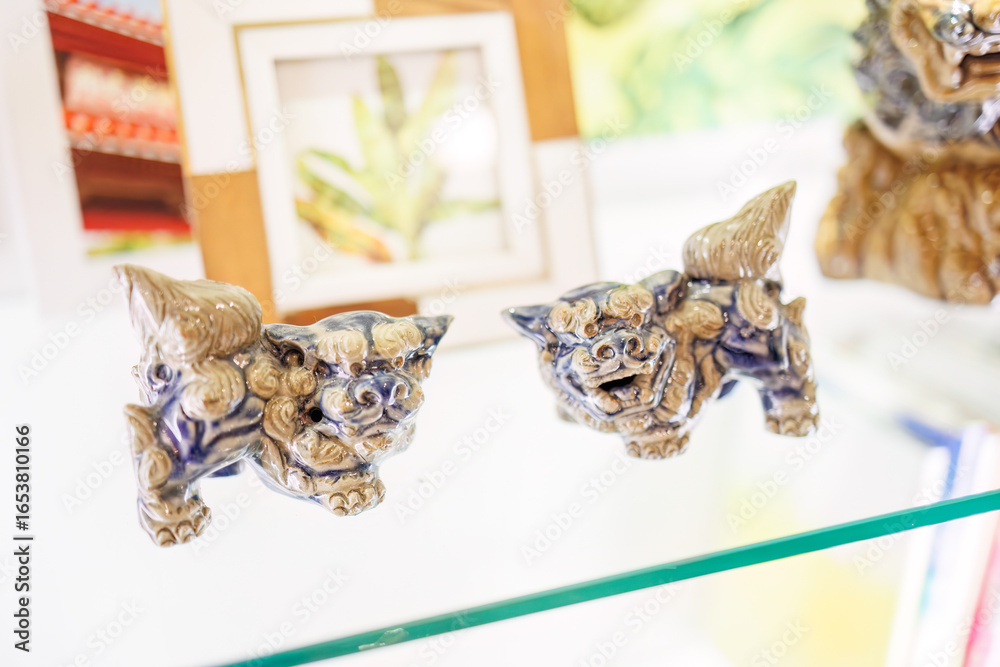 Obraz premium 沖縄特有の守り神の像、シーサー。 獅子をモチーフにした像で、どこの家庭でも要所に置かれている。 港にあるホテル。 南国風の意匠が各所にある。 港近くのリゾートホテル。 沖縄県那覇市那覇泊港-2025/6/27 沖縄の海の玄関口、那覇泊港。 慶良間諸島の座間味島等へゆく高速ジェットフェリー。 クイーンざまみ3号に乗船した。