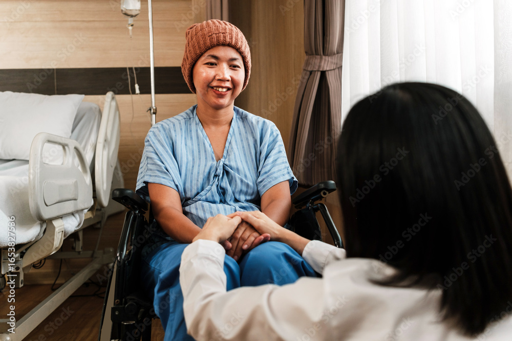 Obraz premium A doctor warmly holds the hands of a smiling patient in a hospital room. This moment captures compassion, emotional care, and encouragement during a healthcare consultation and recovery.