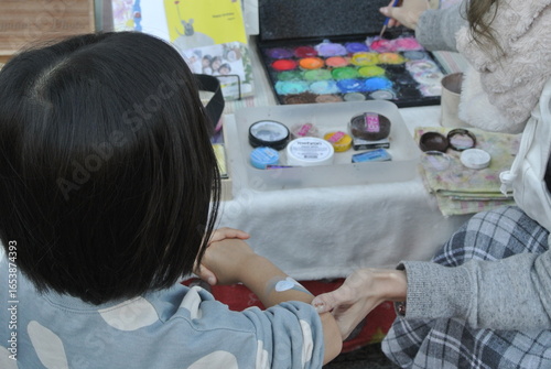 Girl experiencing body painting