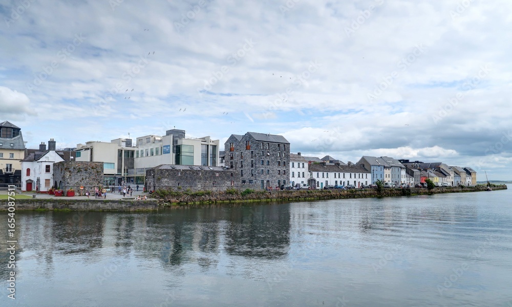 Obraz premium promenade estivale dans les rues de Galway en Irlande