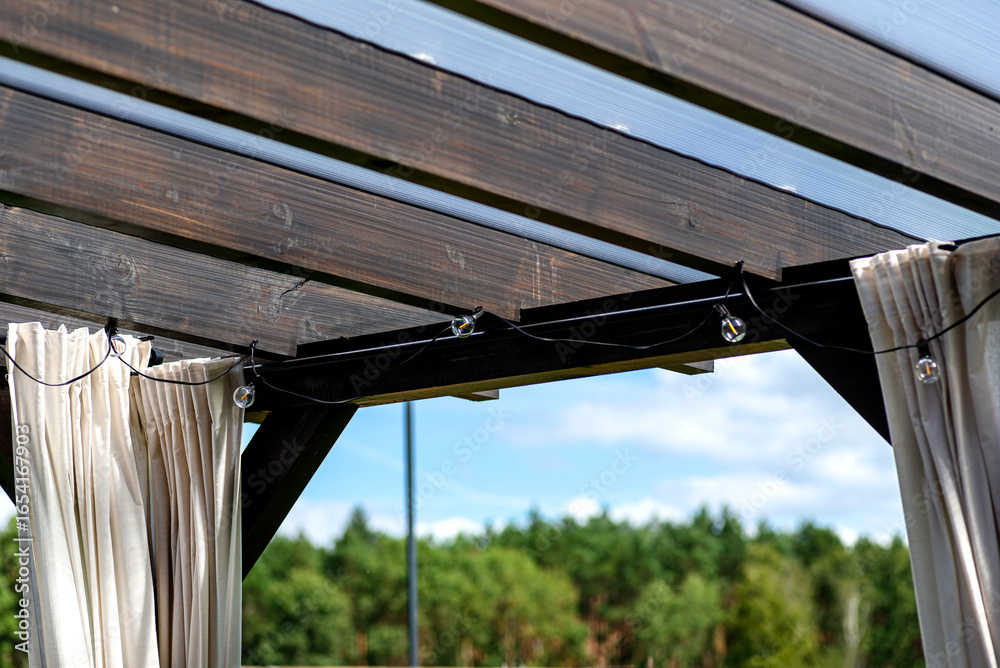 Obraz premium The terrace behind the house has visible beam connections, the roof is covered with polycarbonate.