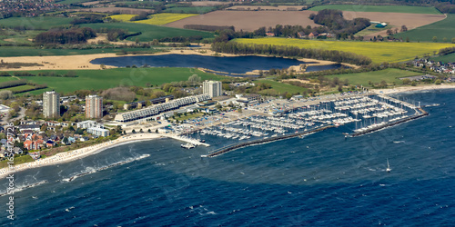 Luftbild vom Olympiazentrum Schilksee in Kiel mit dem Olympiahafen, der Fördestraße, der Strander Straße und dem Fuhlensee aus Richtung Südosten.