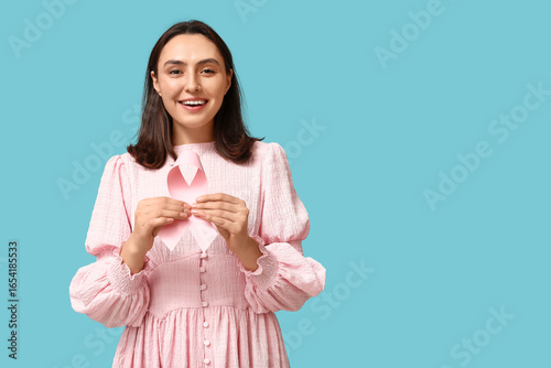 Pretty young woman holding ...