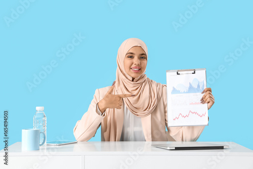 Beautiful Muslim businesswo...