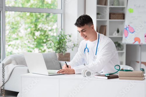 Male medical student studyi...