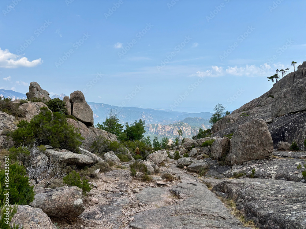 Fototapeta premium Paysage sur la dernière étape du GR20 entre Paliri et Conca