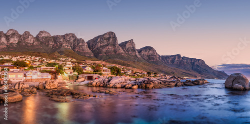 Canvas-taulu Panorama long exposure: Bakoven beach lights reflecting on turquoise water, Cape