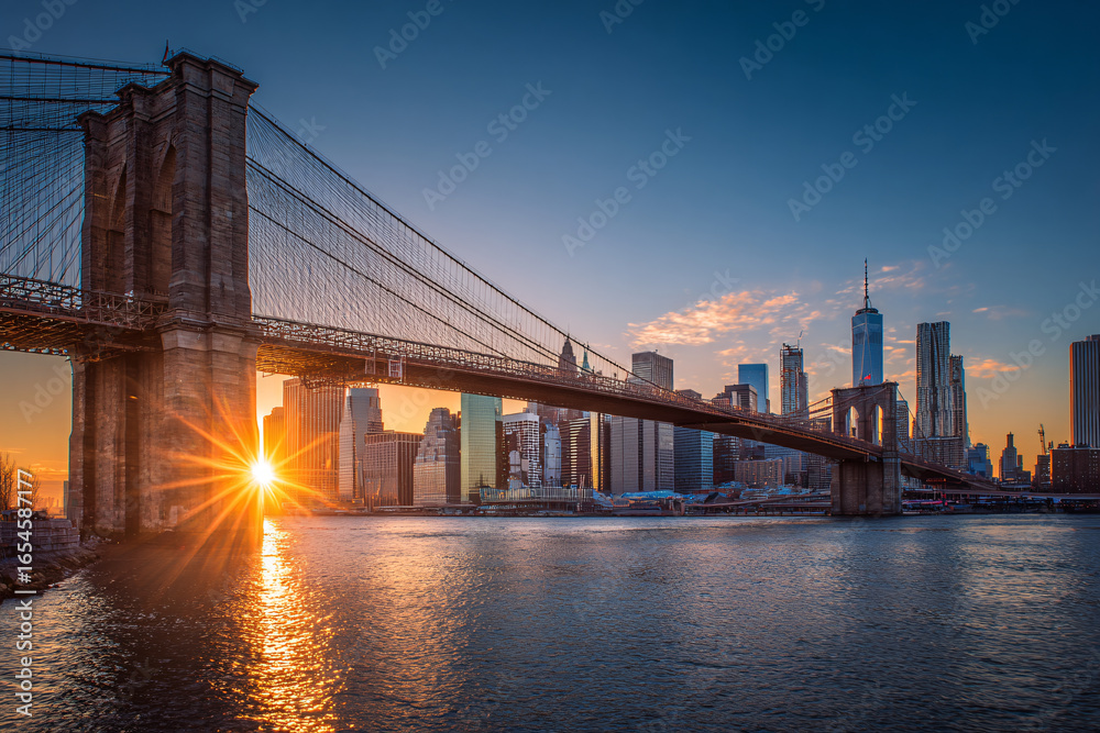 Obraz premium Brooklyn Bridge at Sunrise with Manhattan Skyline and Sunburst New York City