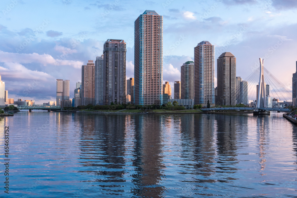 Fototapeta premium 夕暮れ時の東京湾岸佃島のタワーマンション、東京都中央区佃島にある高層階不動産