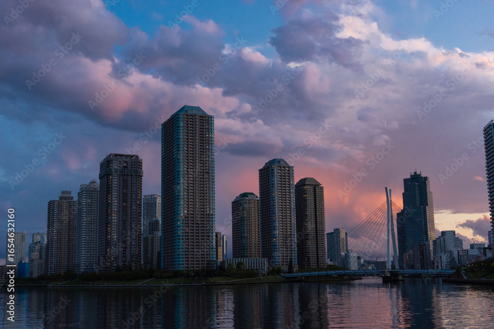 Fototapeta premium 夕暮れ時の東京湾岸佃島のタワーマンション、東京都中央区佃島にある高層階不動産