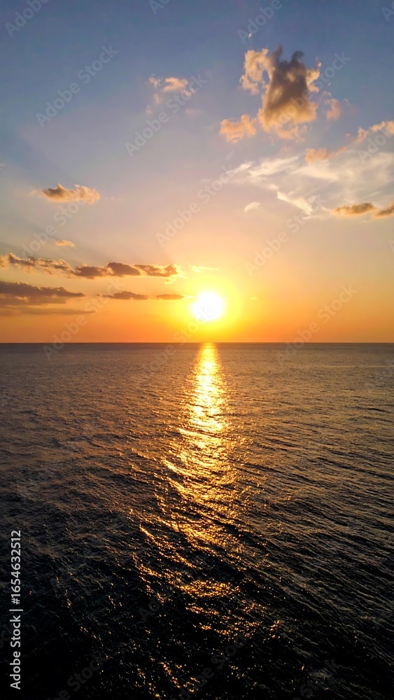 Fototapeta premium Sunset over tranquil ocean
