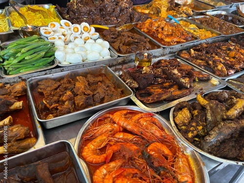 Fotografía Variety of Traditional Mamak Dishes at a Nasi Kandar Stall