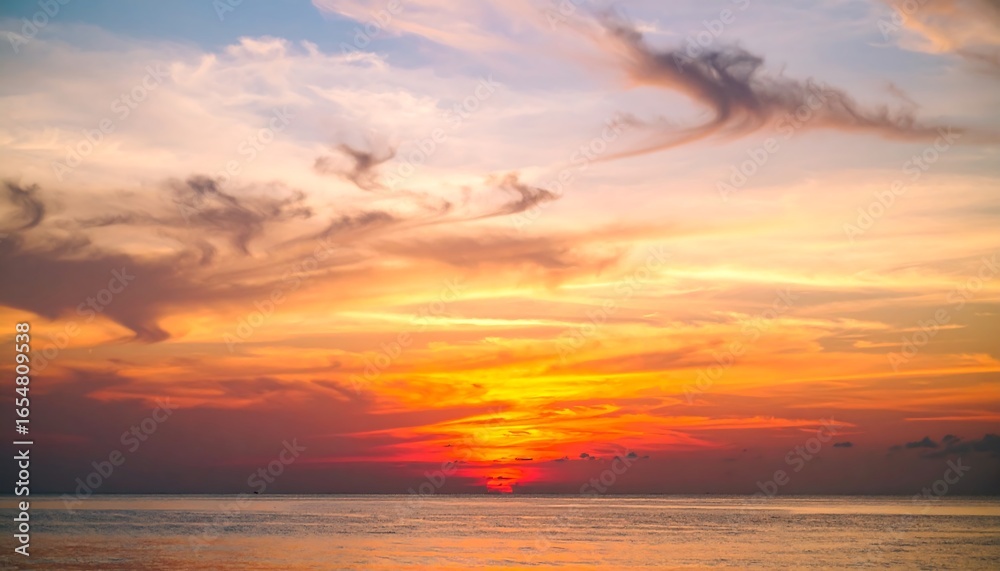 Obraz premium Vibrant sunset over ocean