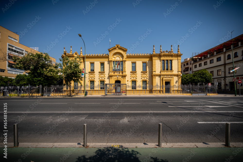 Fototapeta premium Sevilla, España. 1 de julio de 2025. Las amplias calles arboladas cerca del centro histórico de Sevilla, España,