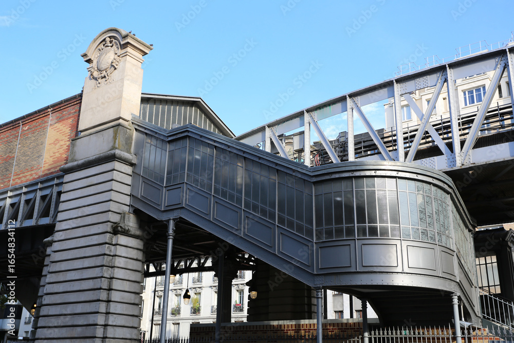 Fototapeta premium Escalier extérieur couvert dans une station de métro aérien à Paris
