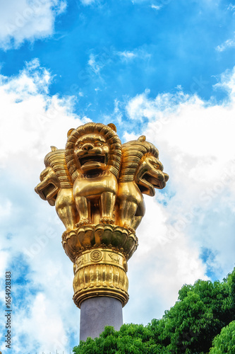 Obraz na plátně Golden Lion Pillar in Jing'an Temple, Shanghai