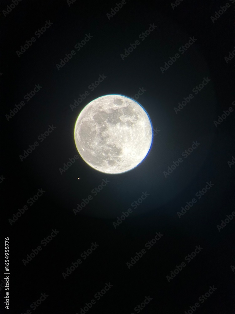 Obraz premium Close up photo of the moon taken from iphone and telescope