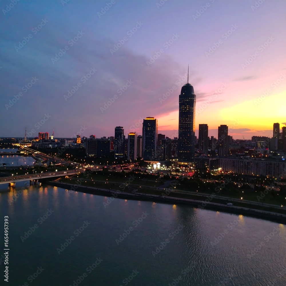 Obraz premium City skyline at sunset over a river