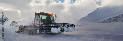Foto Snow Groomer in Alpine Landscape Wide Banner