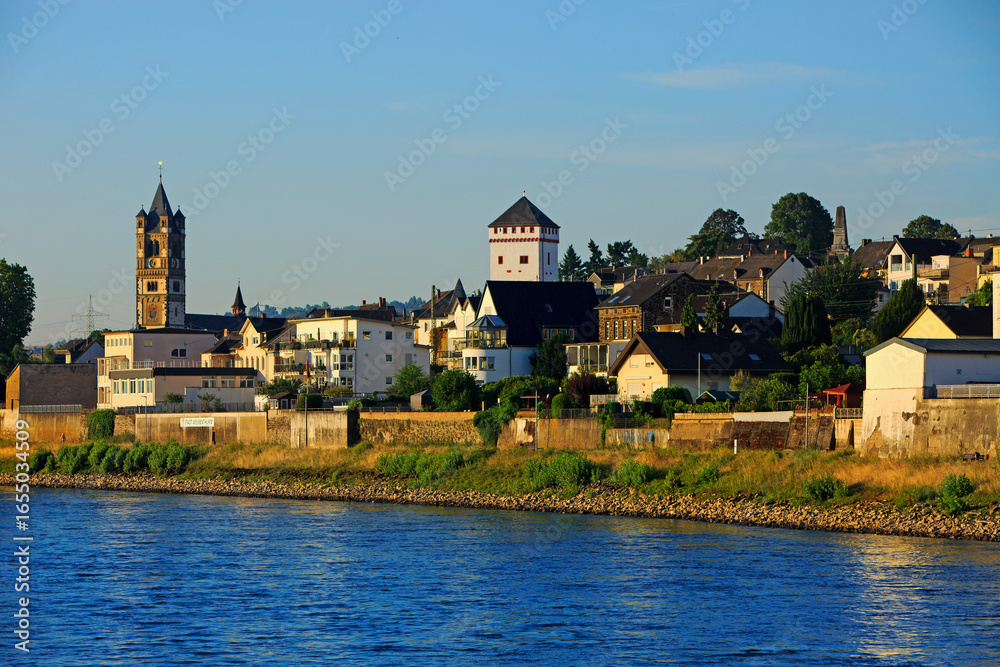 Obraz premium Weissenthurm is a town in the district of Mayen-Koblenz on the edge of the Rhine River. The White tower - after which the town is called stands prominently within the small town.