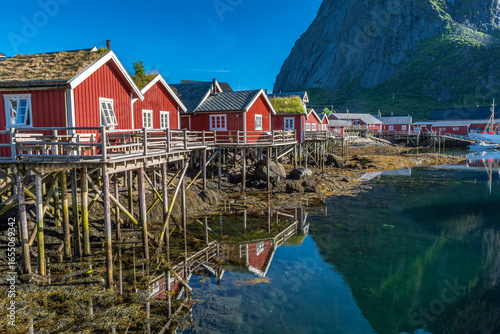 Reine, il villaggio di pescatori nelle isole Lofoten (Norvegia), ammirabile attraverso la salita al monte Reinebrigen