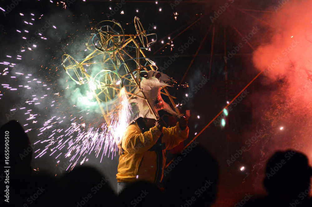 Fototapeta premium Fuegos artificiales, Torito de fuegos artificiales y cohetes en fiesta, México