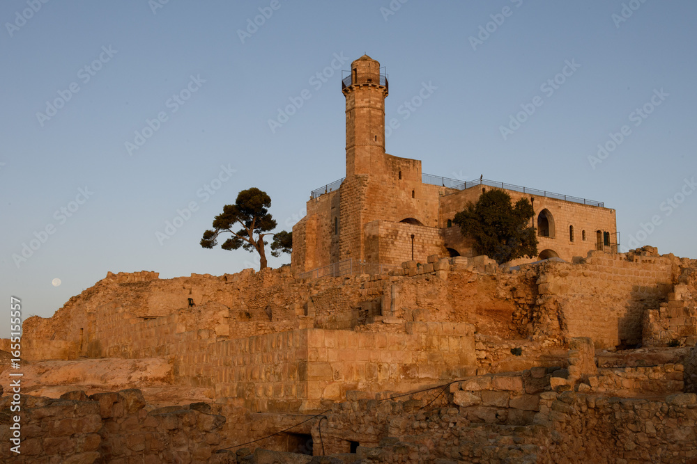 Φωτογραφία View of a setting full moon and Nebi Samuel Park, the official location of Kever Shmuel HaNavi or the burial site of Samuel the Prophet, on a hilltop overlooking Jerusalem, Israel