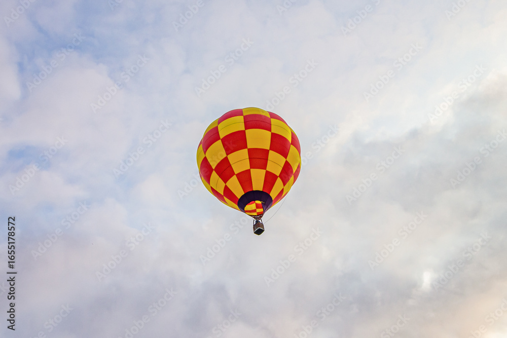 Obraz premium Red and yellow hot air balloon in the sky