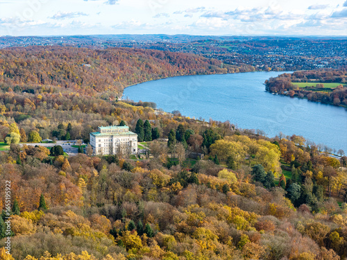 Blick über die Villa Hügel zum Baldeneysee in Essen