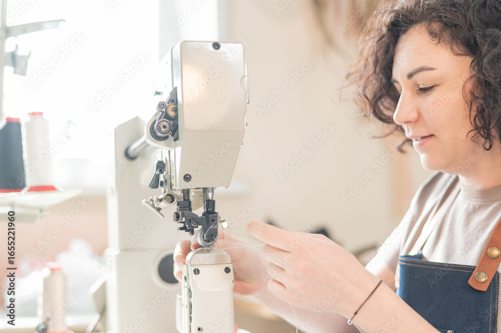 Naklejka premium Woman tanner at work in the workshop. 